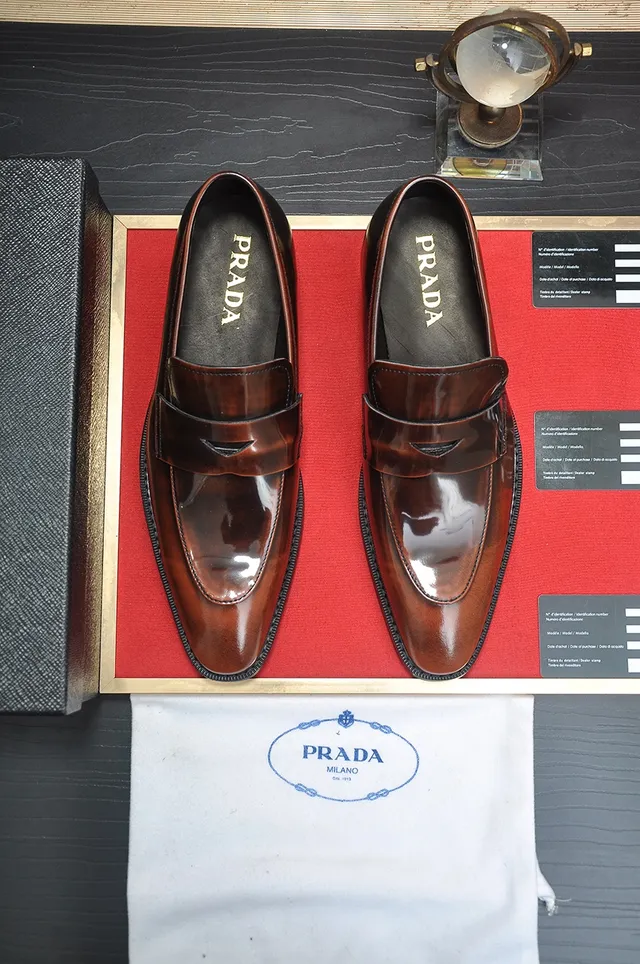 Prada भूरा काला चमकदार चमड़े का पेटेंट पट्टा अकेंट लोफर 5