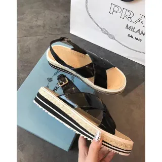 Prada Cloudbust काला भूरा चमकदार पेटेंट लेदर क्रॉसक्रॉस स्ट्रैप कैजुअल सैंडल