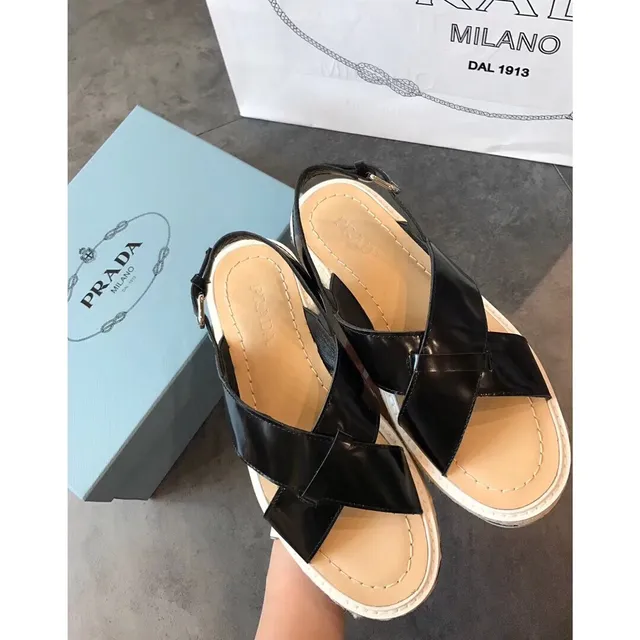 Prada Cloudbust काला भूरा चमकदार पेटेंट लेदर क्रॉसक्रॉस स्ट्रैप कैजुअल सैंडल 4