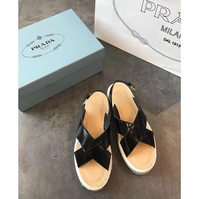 Prada Cloudbust काला भूरा चमकदार पेटेंट लेदर क्रॉसक्रॉस स्ट्रैप कैजुअल सैंडल 5
