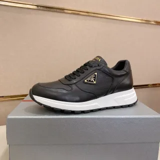 Prada Cloudbust কালো সাদা চামড়া ও ছিদ্রযুক্ত উপর সোনালি ট্রিম ত্রিভুজাকার লোগো চাঙ্কি স্নিকার্স
