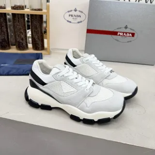 Prada Cloudbust ग्रे और काला मोटे स्नीकर