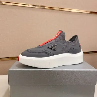 Prada Cloudbust ग्रे और लाल स्लिप-ऑन लाइफस्टाइल स्नीकर्स