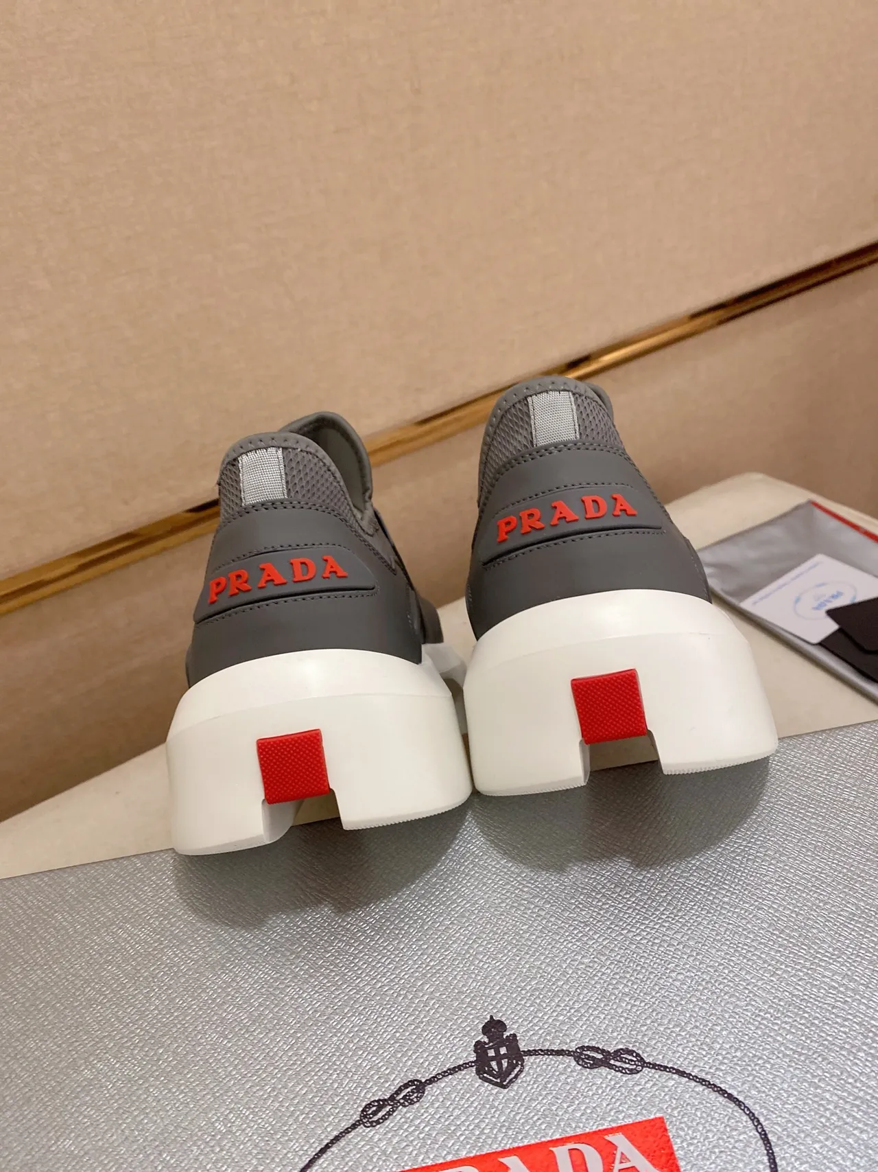 Prada Cloudbust Tênis lifestyle cinza e vermelho slip-on 3