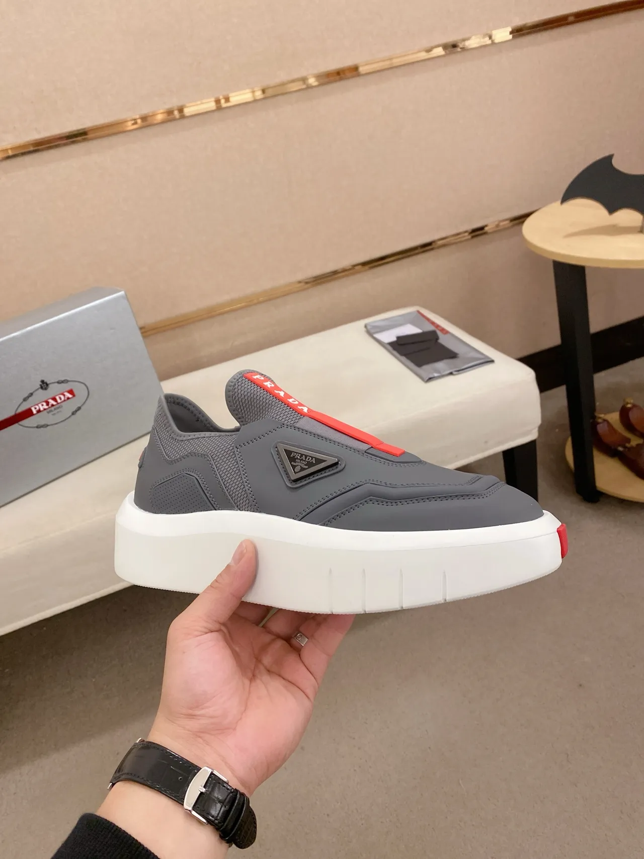 Prada Cloudbust Tênis lifestyle cinza e vermelho slip-on 4