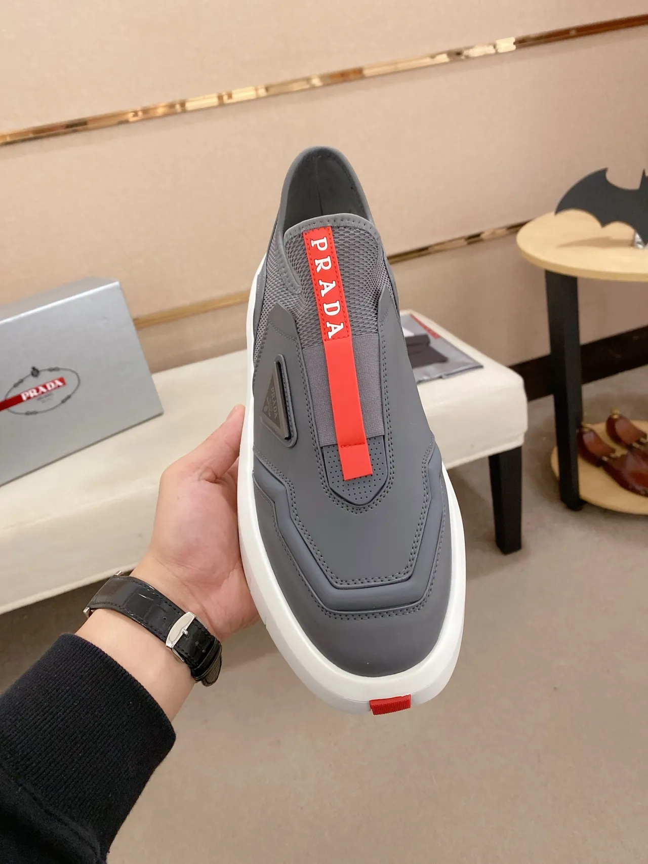 Prada Cloudbust Tênis lifestyle cinza e vermelho slip-on 5
