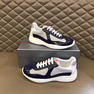 Prada Cloudbust Navy पेटेंट लेदर और मेश लाइफस्टाइल स्नीकर