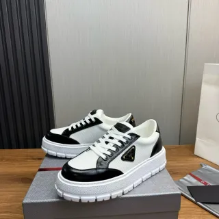 Prada Cloudbust सफेद और काला लाइफस्टाइल स्नीकर