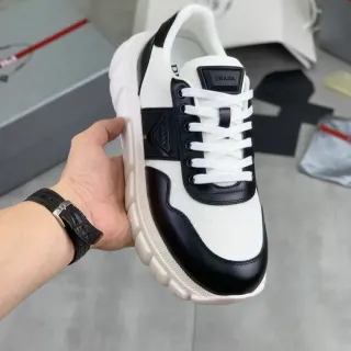 Prada Cloudbust sneakers lifestyle blancs et noirs