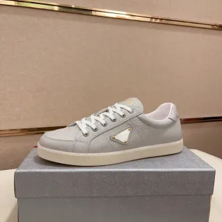 Prada Gris Oro Cuero Pebbled Placa Logo Triangular Lifestyle Sneakers