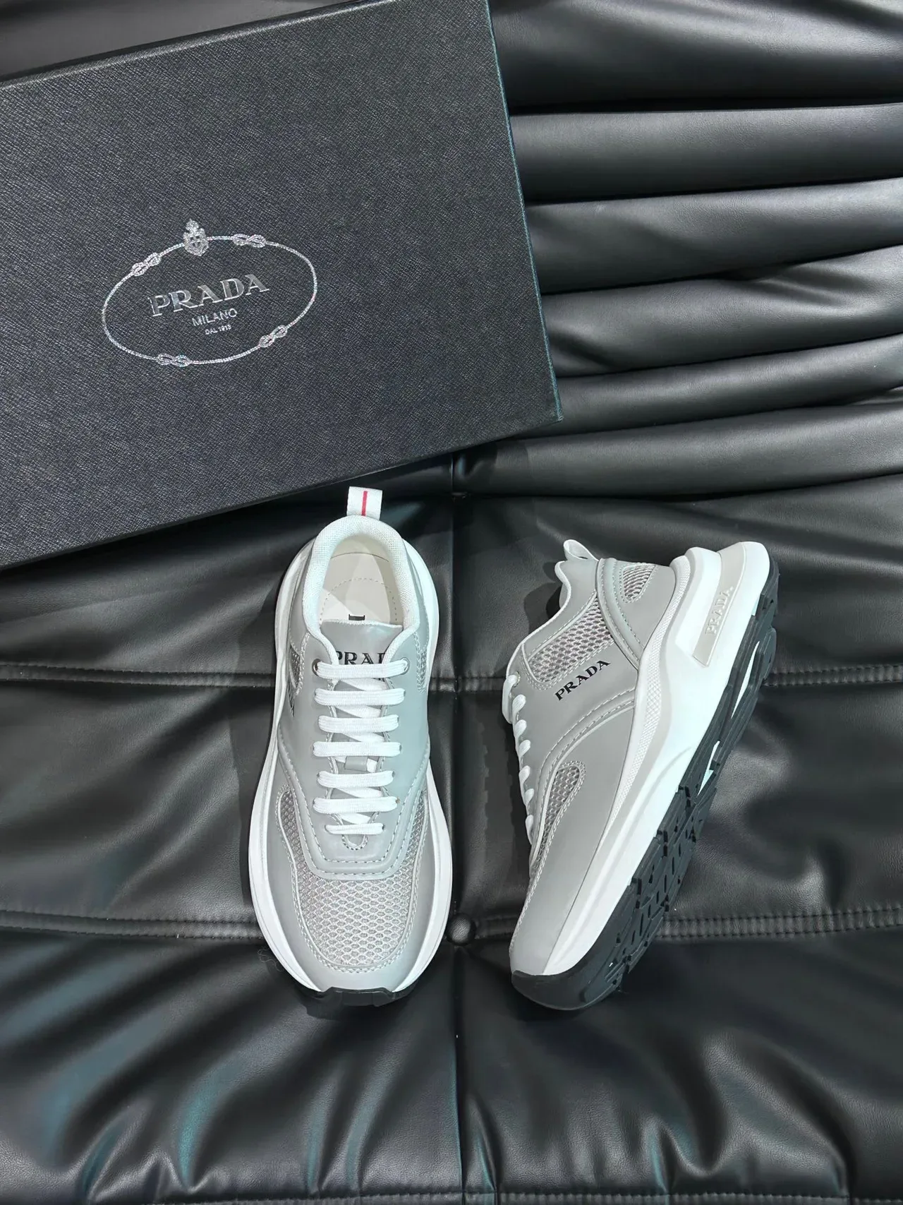Prada Sneakers Lifestyle Gris Clair et Blanc en Maille 2