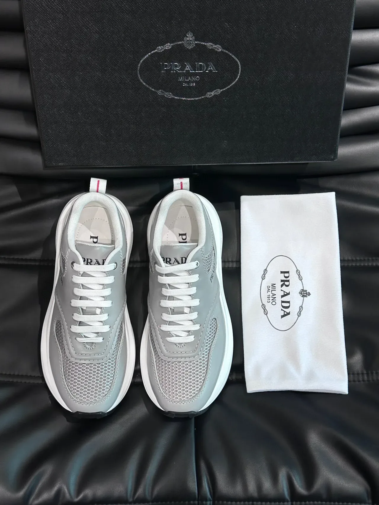 Prada Sneakers Lifestyle Gris Clair et Blanc en Maille 3