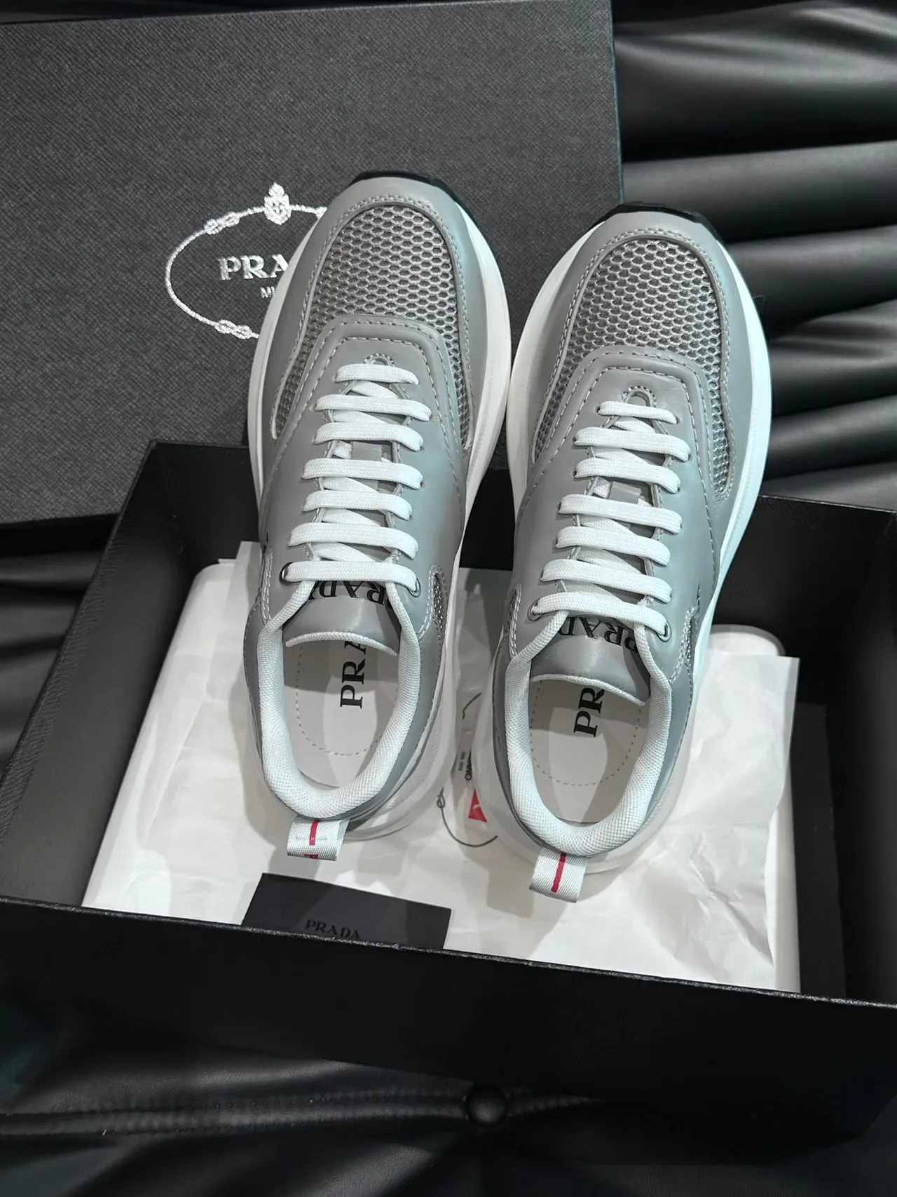 Prada Sneakers Lifestyle Gris Clair et Blanc en Maille 4
