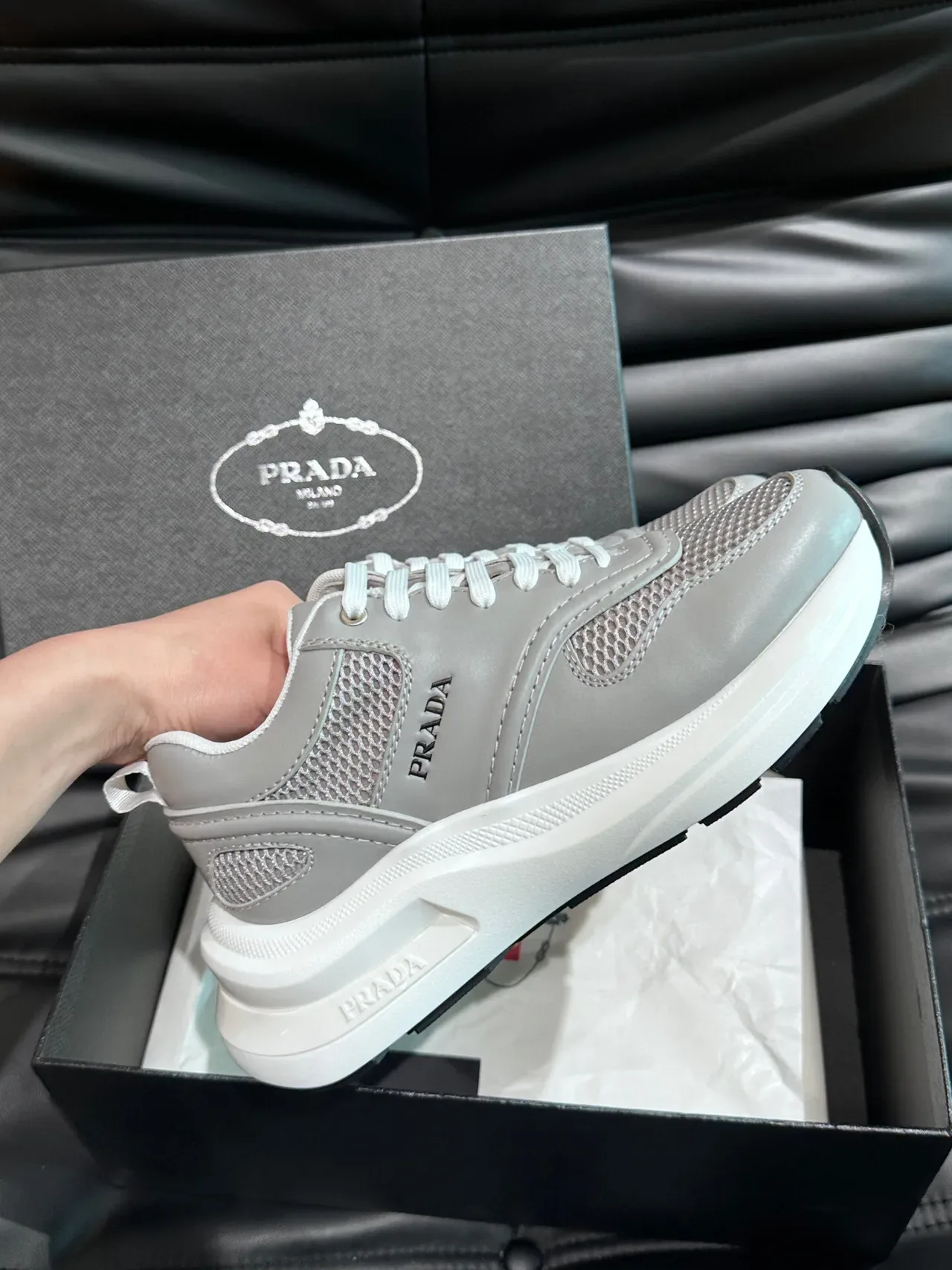 Prada Sneakers Lifestyle Gris Clair et Blanc en Maille 5