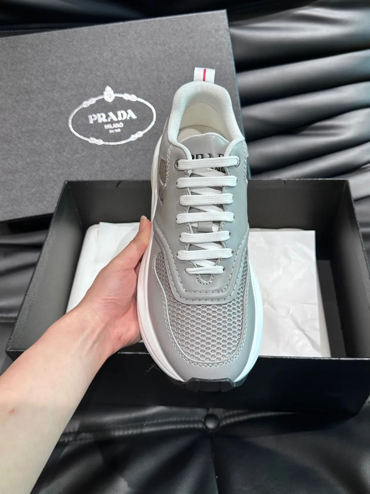 Prada Sneakers Lifestyle Gris Clair et Blanc en Maille 6