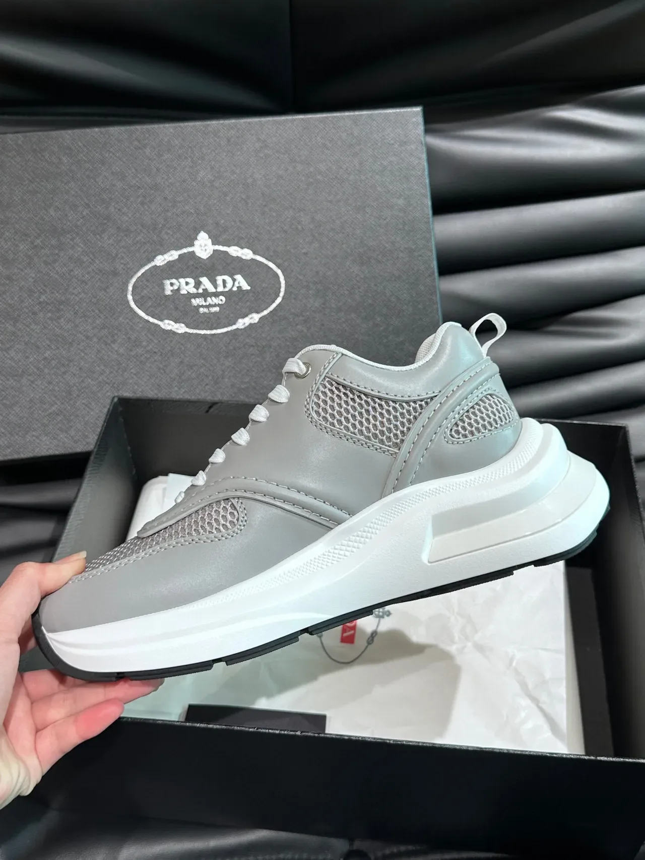 Prada Sneakers Lifestyle Gris Clair et Blanc en Maille 7