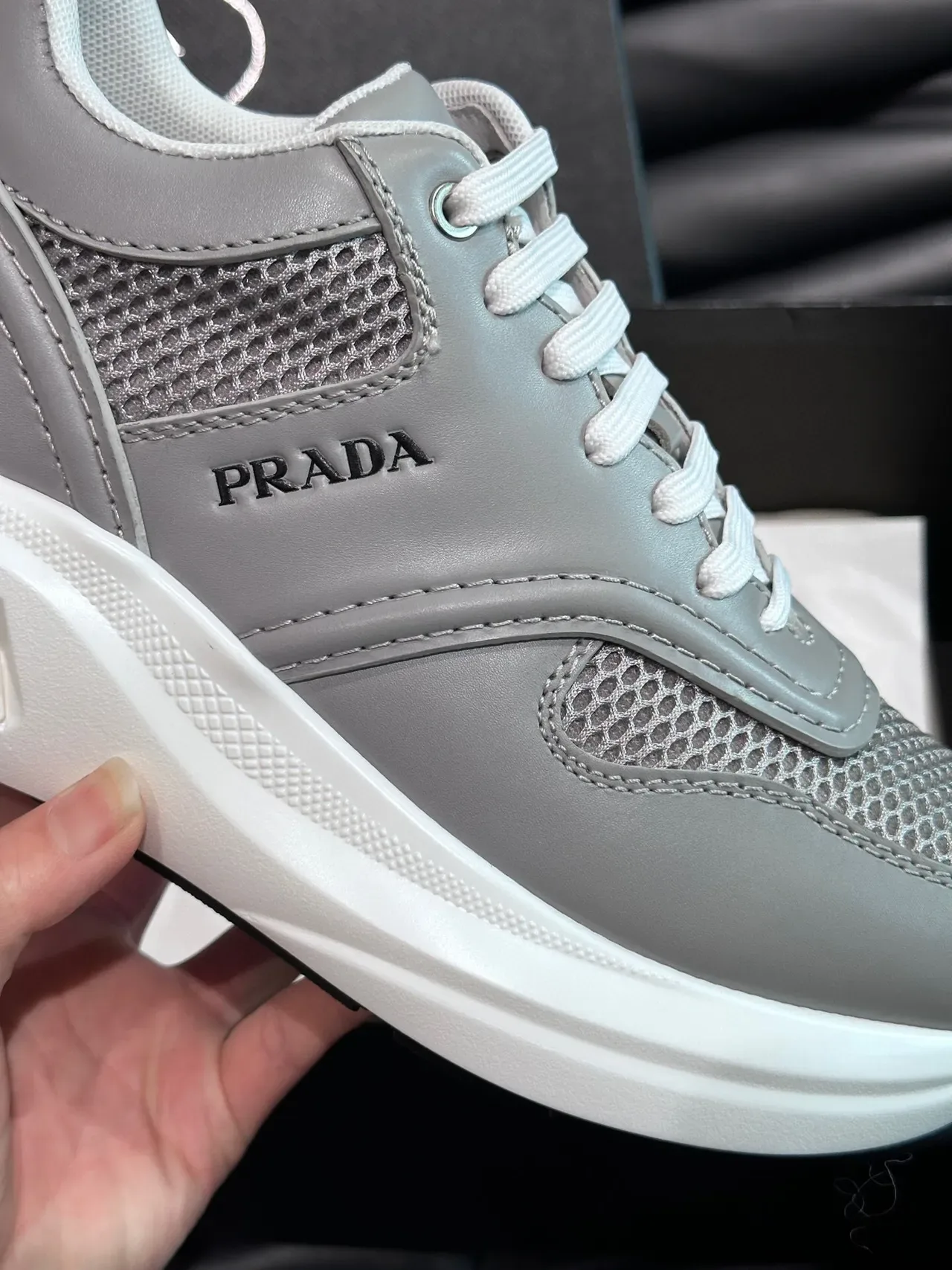 Prada Sneakers Lifestyle Gris Clair et Blanc en Maille 8