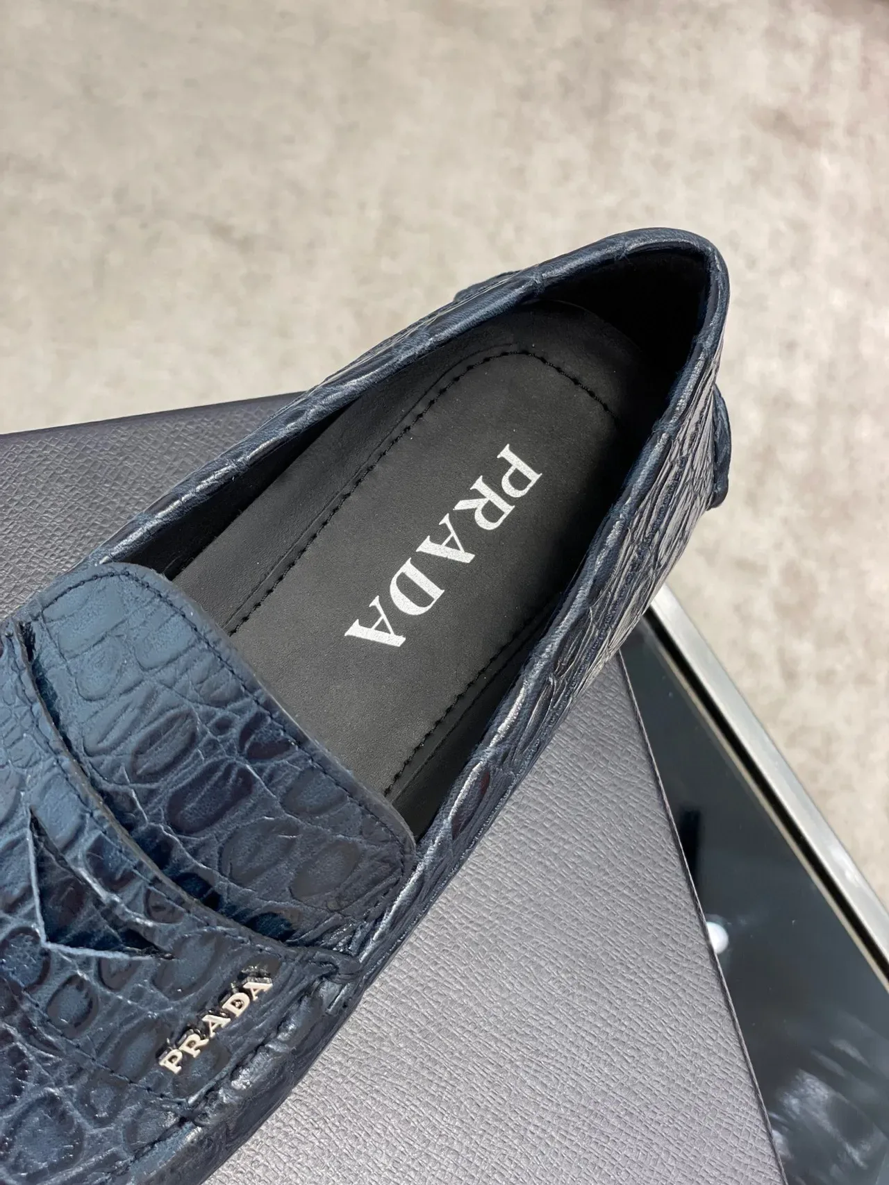 Prada Mocasín de Cuero con Grabado de Cocodrilo Navy Black Correa Penny 2