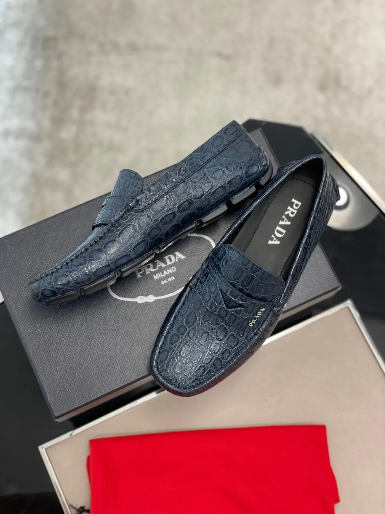 Prada Mocasín de Cuero con Grabado de Cocodrilo Navy Black Correa Penny 3
