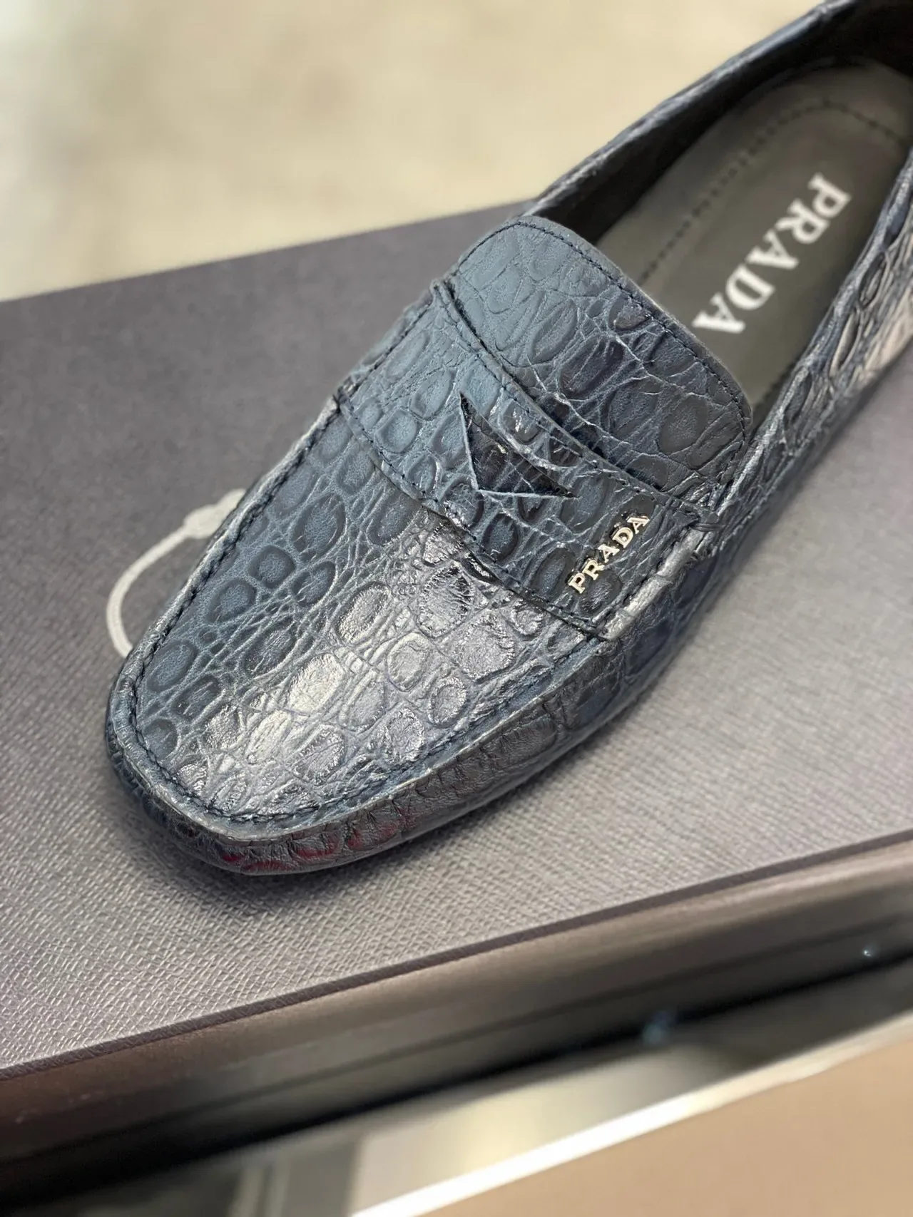 Prada Mocasín de Cuero con Grabado de Cocodrilo Navy Black Correa Penny 4