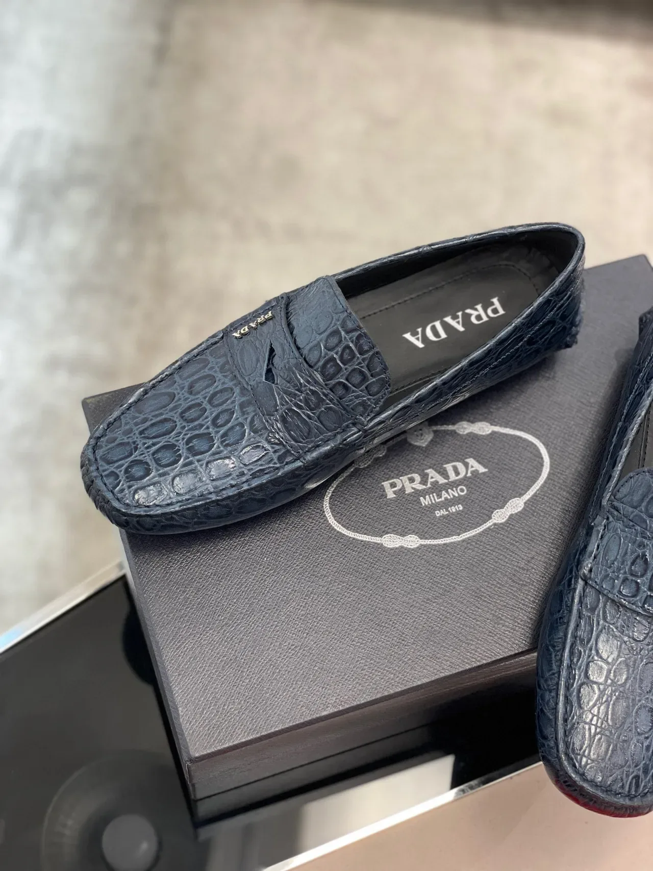 Prada Mocasín de Cuero con Grabado de Cocodrilo Navy Black Correa Penny 5