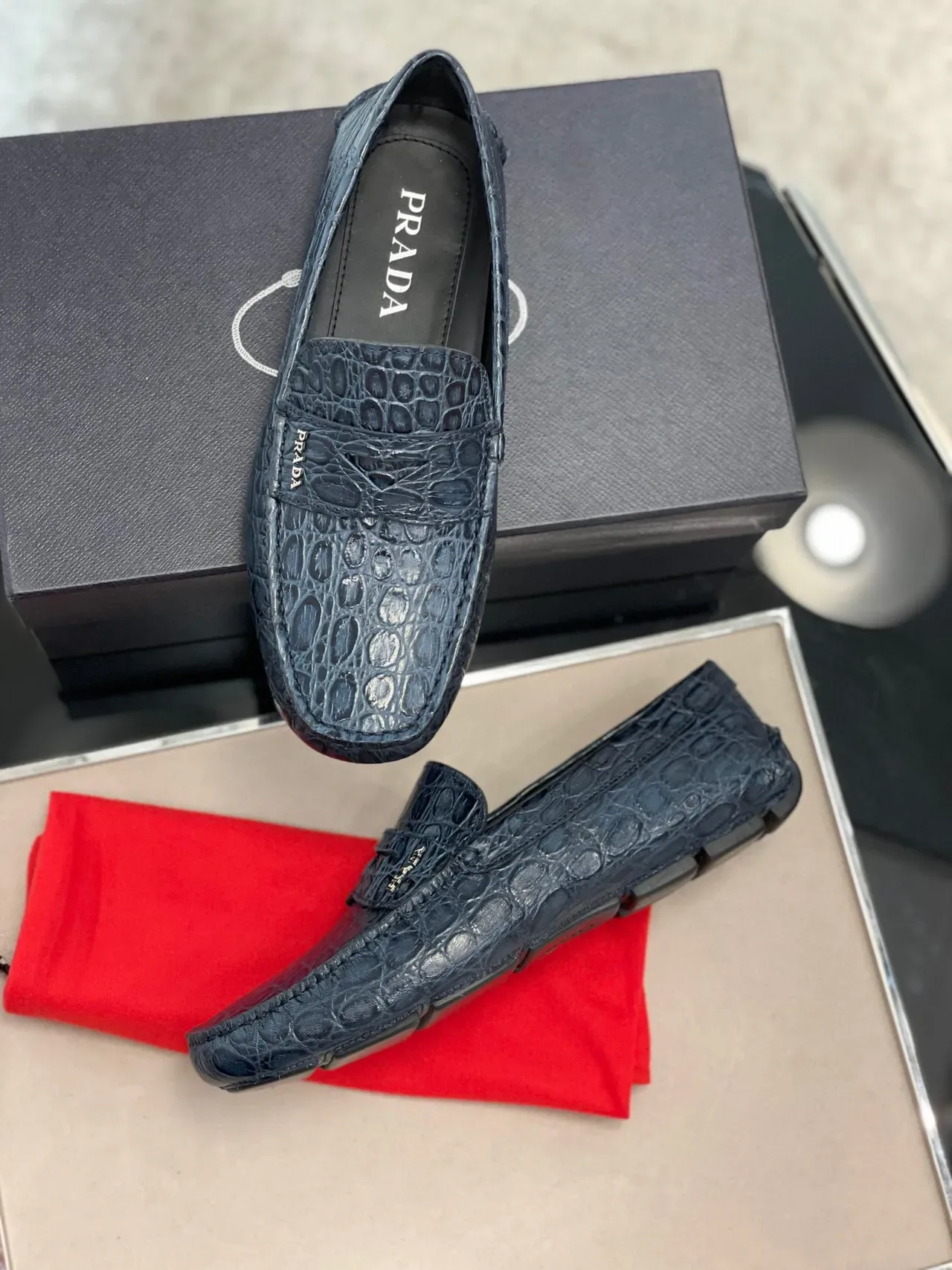 Prada Mocasín de Cuero con Grabado de Cocodrilo Navy Black Correa Penny 6