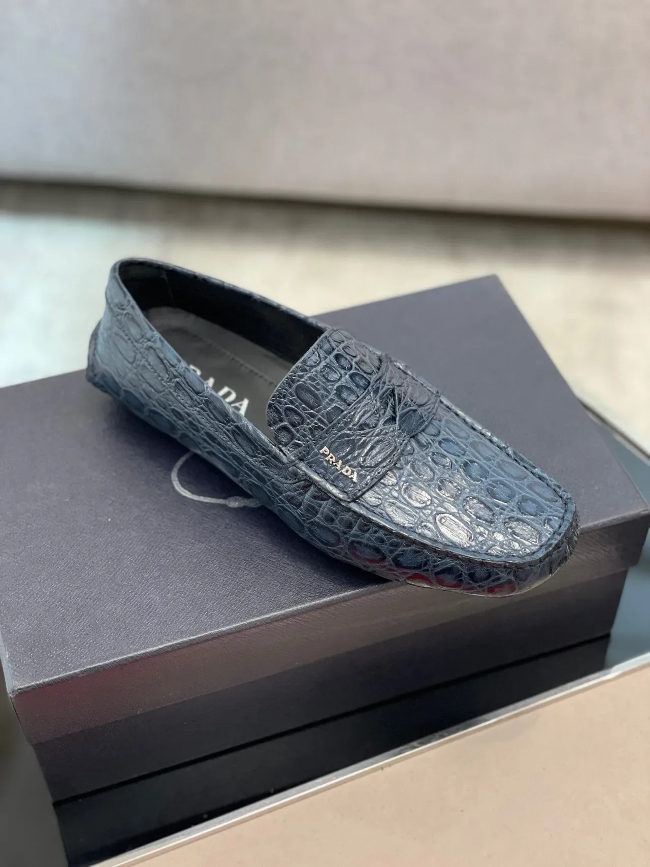 Prada Mocasín de Cuero con Grabado de Cocodrilo Navy Black Correa Penny 7