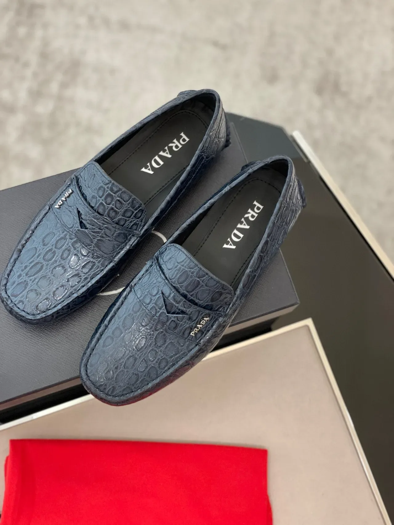 Prada Mocasín de Cuero con Grabado de Cocodrilo Navy Black Correa Penny 9