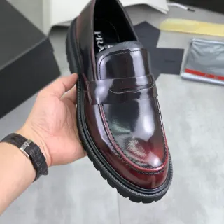 Prada Penny Loafer बर्गंडी काला चमकदार पैटेंट चमड़ा पट्टी Loafer