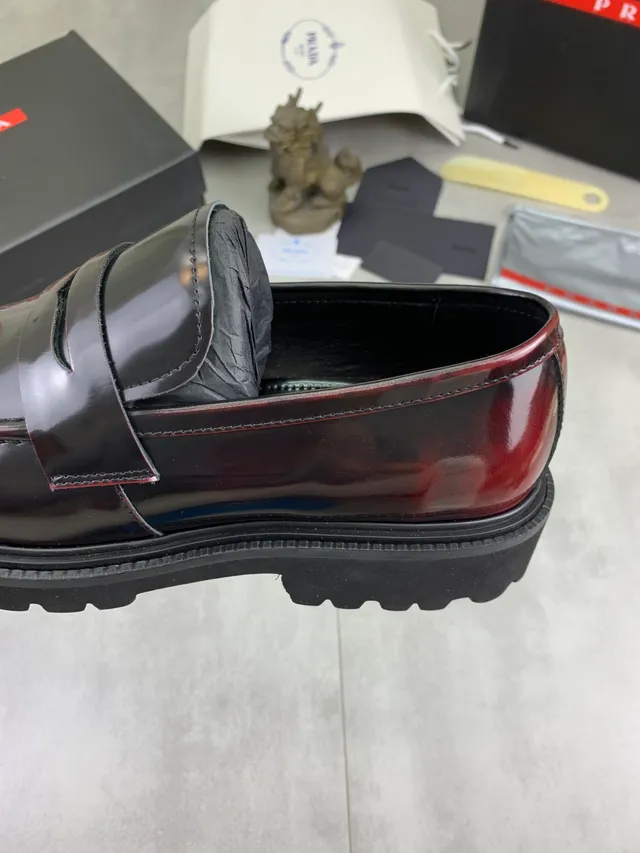 Prada Penny Loafer borgonha preto brilhante couro patentado tira Loafer 4
