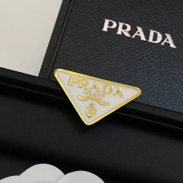Prada त्रिकोण लोगो काला सफेद त्रिकोणीय एनामेल ब्रोच 4