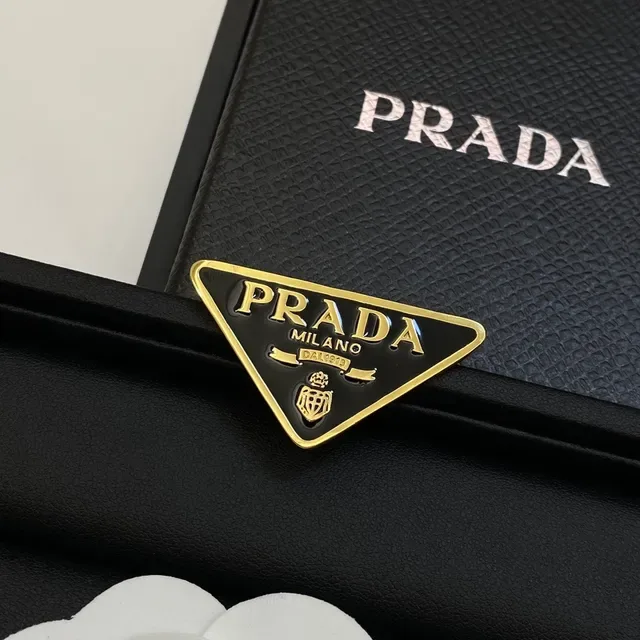 Prada त्रिकोण लोगो काला सफेद त्रिकोणीय एनामेल ब्रोच 5