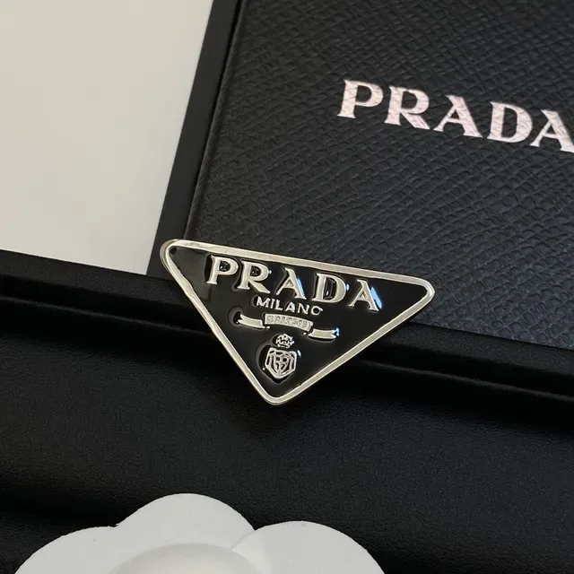 Prada त्रिकोण लोगो काला सफेद त्रिकोणीय एनामेल ब्रोच 7