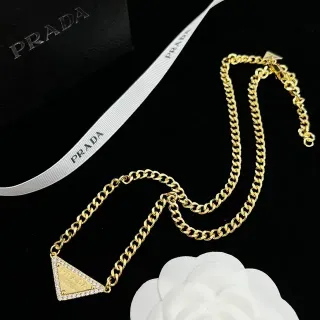 Prada त्रिकोण पेंडेंट स्वर्णिम सफेद Curb-Link Chain त्रिकोणीय पेवे-क्रिस्टल नेसलेस