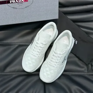 প্রাদা সাদা ধূসর লো-টপ জ্যামেট্রিক প্যাটার্ন লাইফস্টাইল স্নিকার