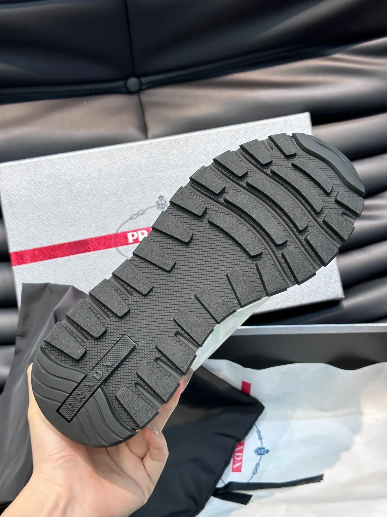 Prada Sneakers Lifestyle Blanches et Grises Low-Top avec Motif Géométrique 2