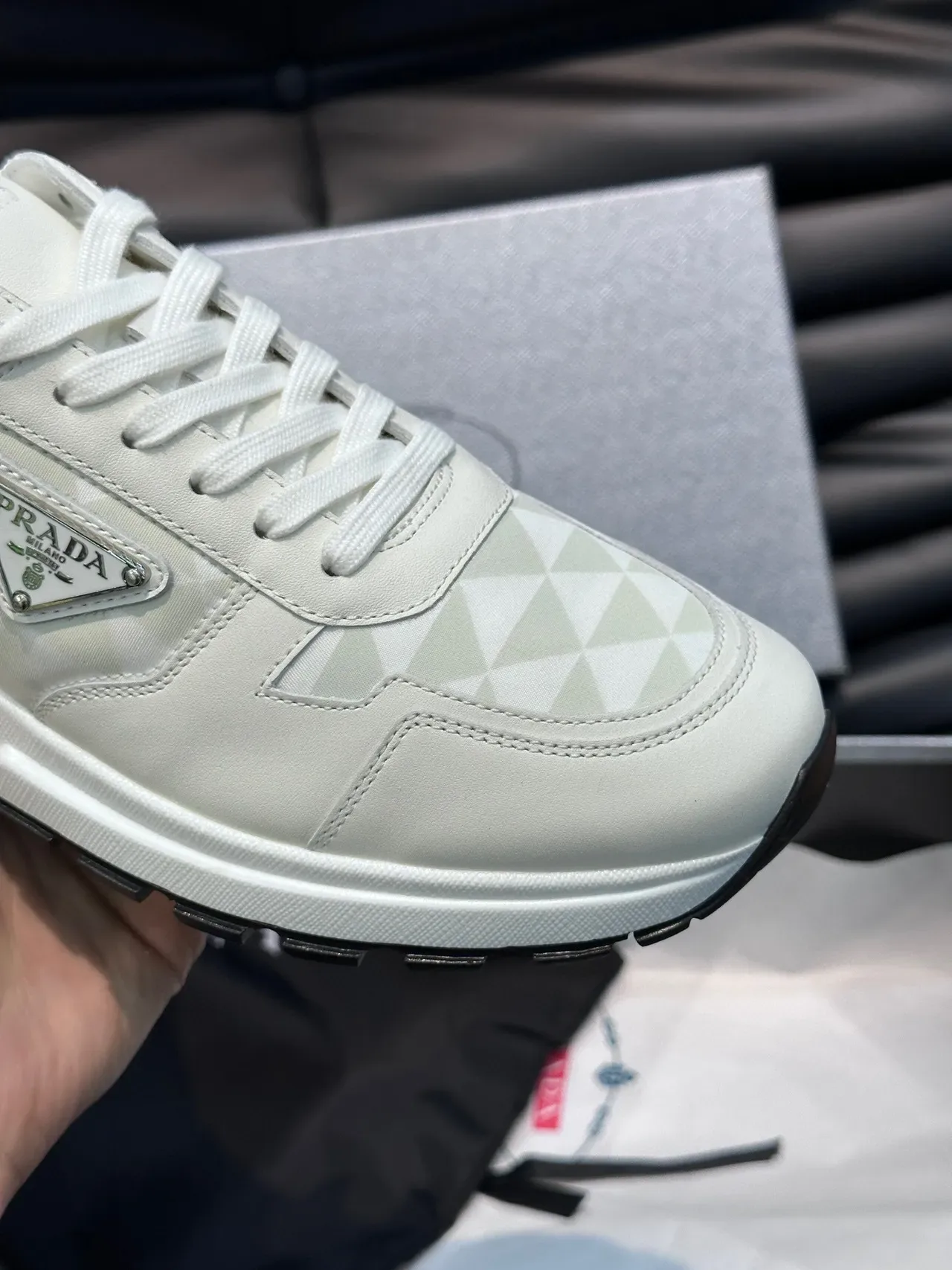 Prada Sneakers Lifestyle Blanches et Grises Low-Top avec Motif Géométrique 3