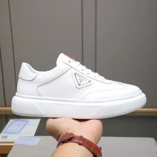 Prada Sneaker Lifestyle de Couro Branco com Logotipo Triangular