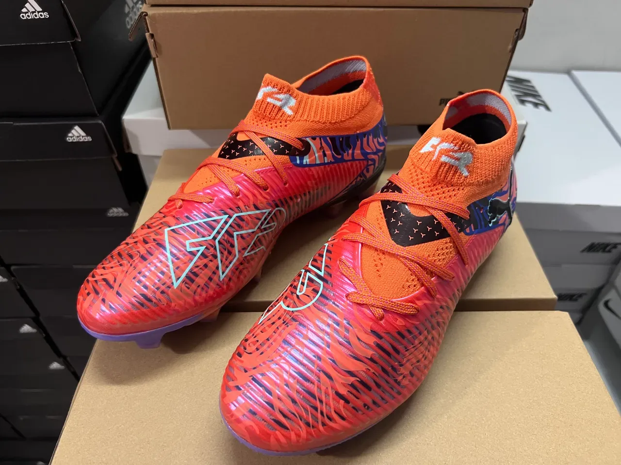 Puma 橙蓝 高切针织领 火焰图案图形叠加 草地足球鞋 2