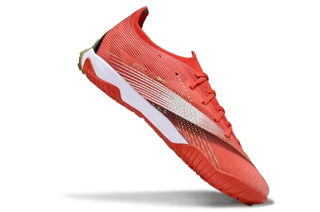 Puma লাল সোনা লো-কাট সিন্থেটিক নিট উপর টার্ফ ফুটবল জুতো 2