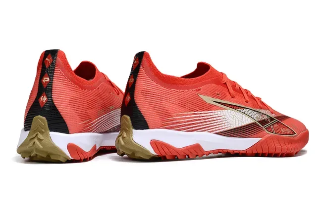 Puma লাল সোনা লো-কাট সিন্থেটিক নিট উপর টার্ফ ফুটবল জুতো 5