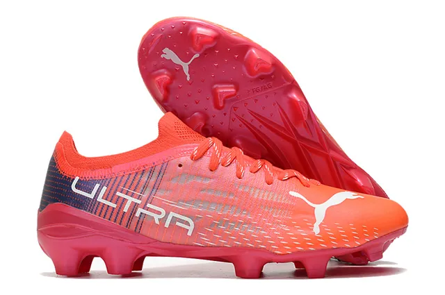 Puma Ultra Chaussures de football à semelle ferme, upper en knit à coupe basse, impression florale de fleur de cerisier en blanc et rose 2
