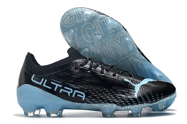 Puma Ultra Chaussures de football à semelle ferme, upper en knit à coupe basse, impression florale de fleur de cerisier en blanc et rose 4