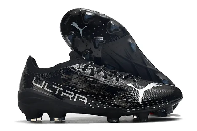 Puma Ultra Chaussures de football à semelle ferme, upper en knit à coupe basse, impression florale de fleur de cerisier en blanc et rose 5