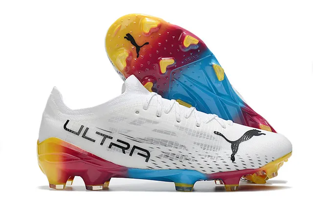 Puma Ultra Chaussures de football à semelle ferme, upper en knit à coupe basse, impression florale de fleur de cerisier en blanc et rose 7