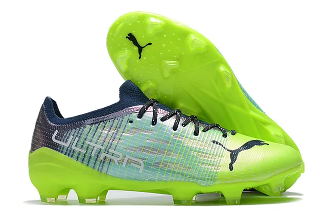 Puma Ultra Chaussures de football à semelle ferme, upper en knit à coupe basse, impression florale de fleur de cerisier en blanc et rose 10