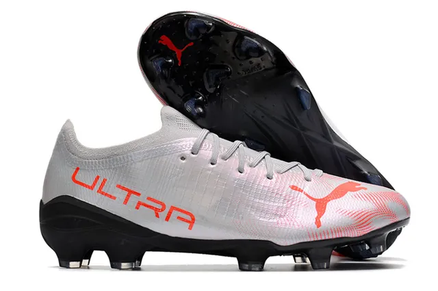 Puma Ultra Chaussures de football à semelle ferme, upper en knit à coupe basse, impression florale de fleur de cerisier en blanc et rose 14