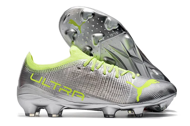Puma Ultra Chaussures de football à semelle ferme, upper en knit à coupe basse, impression florale de fleur de cerisier en blanc et rose 17