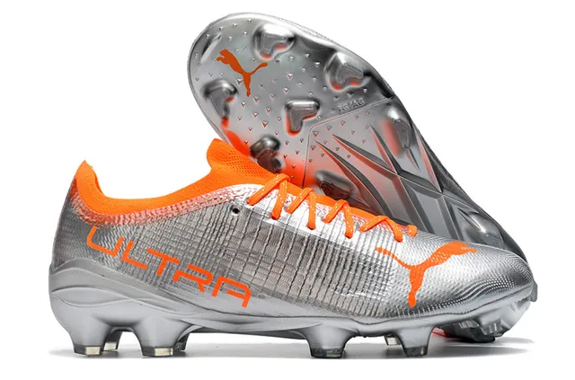 Puma Ultra Chaussures de football à semelle ferme, upper en knit à coupe basse, impression florale de fleur de cerisier en blanc et rose 18