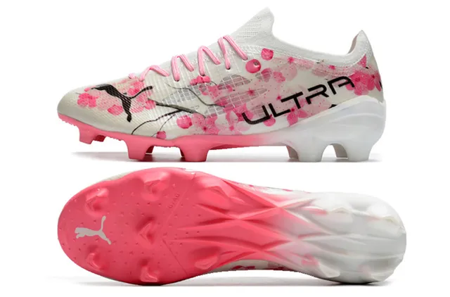 Puma Ultra Chaussures de football à semelle ferme, upper en knit à coupe basse, impression florale de fleur de cerisier en blanc et rose 19